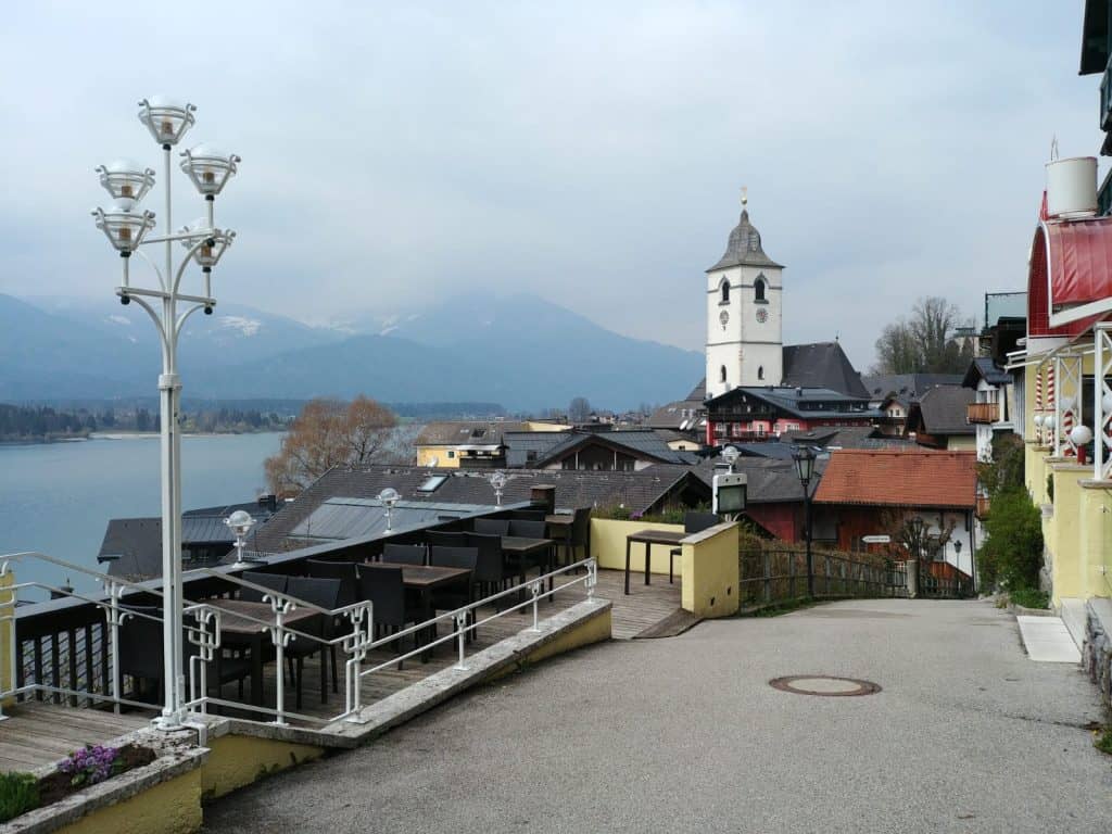 The picturesque town of Sankt Wolfgang offers typical architecture and is situated directly at the lake.