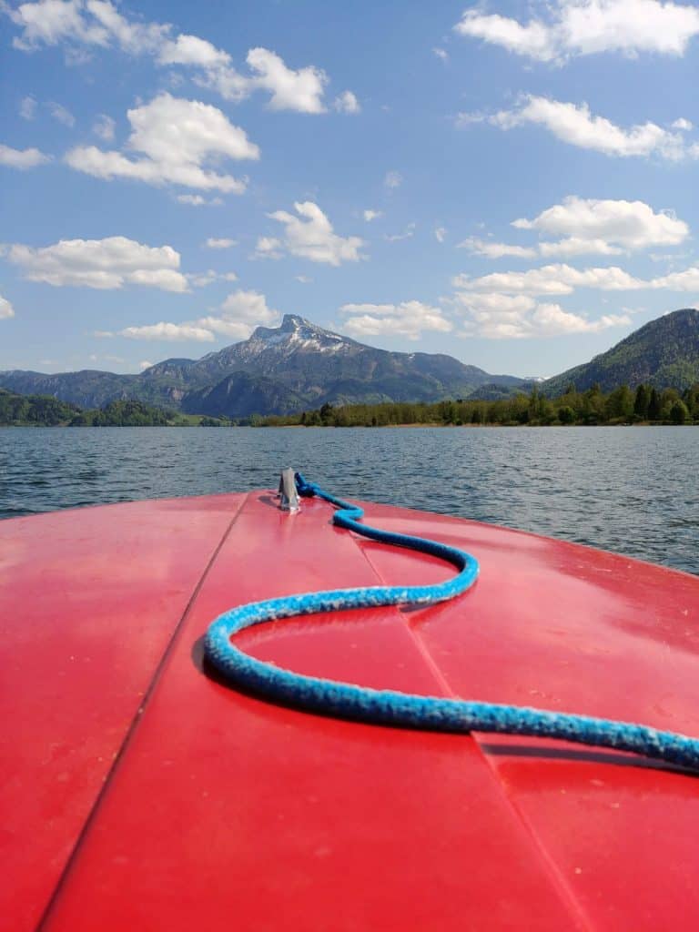 Mondsee is not only a place of pilgrimage for fans of the Sound of Music, but also offers a blue lake with lots of aquatic activities.