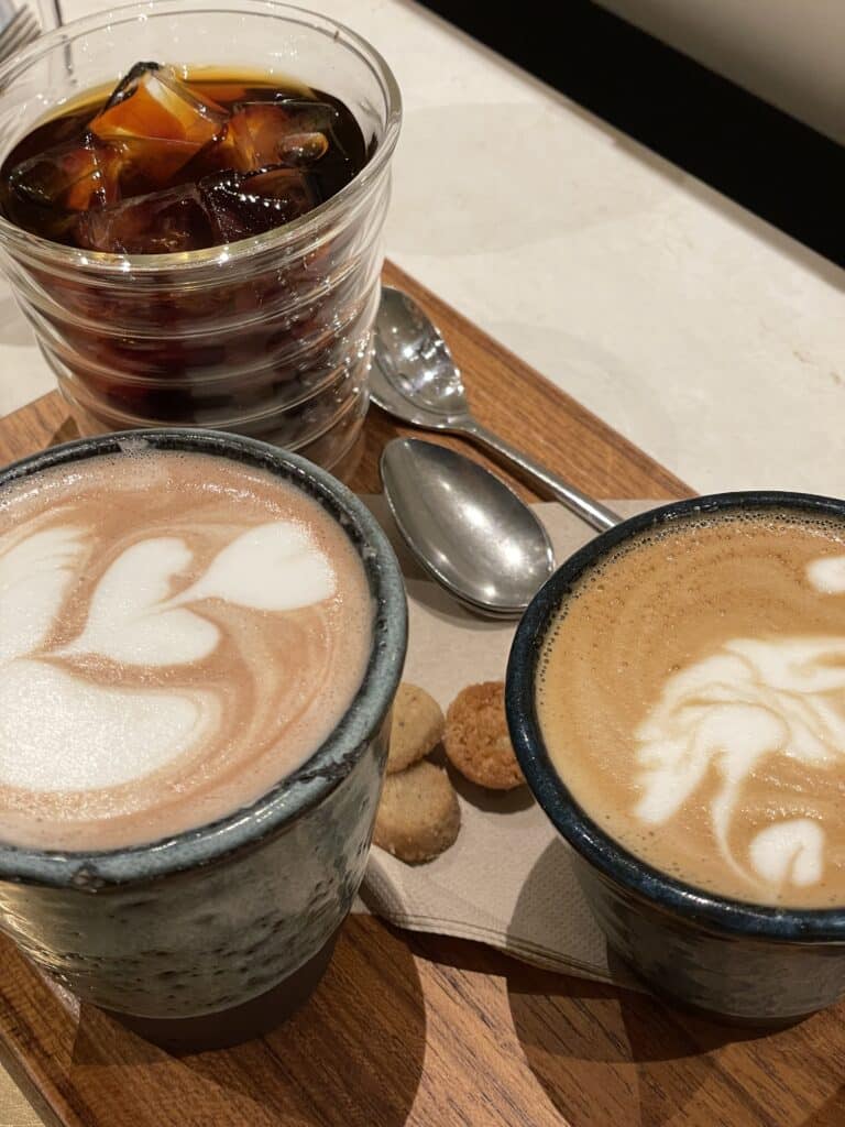 Coffee, hot chocolate and cold brew coffee with biscuits at 220 Grad café at Nonntaler Hauptstraße in Salzburg, near the Unipark Nonntal